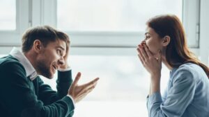 Ti tocchi il viso mentre parli con qualcuno? Ecco cosa significa secondo la psicologia