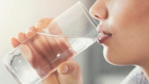 Acqua tiepida con limone a stomaco vuoto: tutti i benefici per il tuo corpo