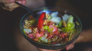 Chiede consiglio all’AI per mangiare sano, ma finisce in ospedale con una complicazione gravissima e che non si sentiva da anni