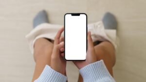 Porti sempre il cellulare in bagno? Fai attenzione! Potrebbe portarti delle spiacevoli sorprese