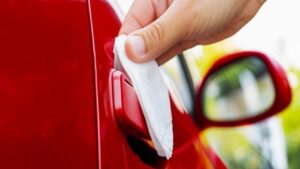 Se vedi un fazzoletto lasciato sulla tua macchina, fai attenzione e avvisa le autorità! Ecco cosa significa…