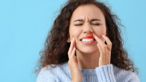 7 rimedi naturali che dovresti conoscere per alleviare le gengive infiammate