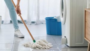 La lavatrice perde acqua da sotto? Cause e rimedi