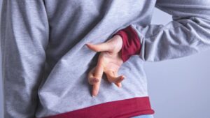 Come capire se qualcuno mente secondo la psicologia