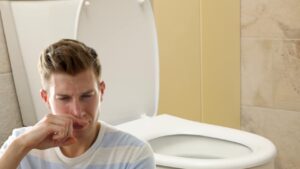 Perché la pipì ha un odore sgradevole al mattino? Cause rimedi e segnali d’allerta