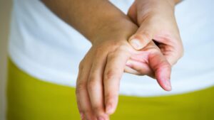 Un dolore continuo anche nei movimenti più semplici: cos’è la rizoartrosi e come si cura