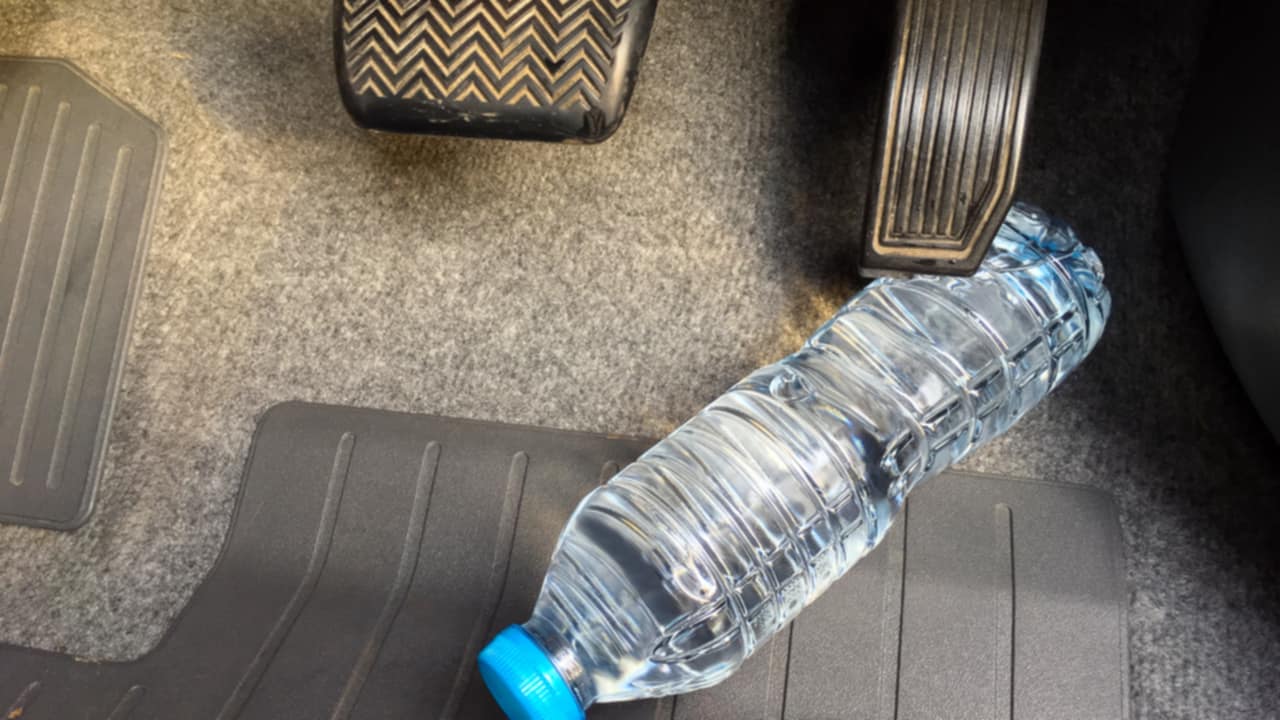 bottiglia acqua in macchina