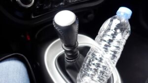 Ma è vero che fa male bere l’acqua lasciata in macchina per tanto tempo? È una questione di fisica! Risponde il noto esperto