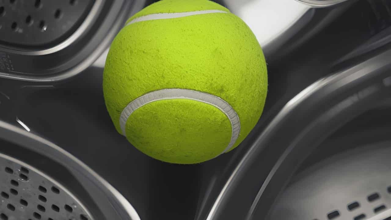 pallina da tennis e cuscini in lavatrice