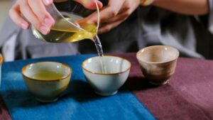 Benefici del tè di lattuga: un rimedio naturale per rilassamento, sonno migliore e salute digestiva. Preparalo facilmente