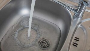 Anche tu commetti questi errori con il lavandino: perché non devi farlo più!