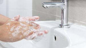 Anche tu commetti questi errori quando ti lavi le mani? Potrebbero influire sulla tua salute
