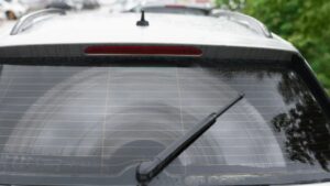 Perché il lunotto della macchina ha quelle righe? Te lo sei mai chiesto? Ecco a cosa servono