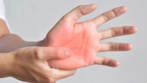 Perché mi si addormentano le mani mentre dormo?