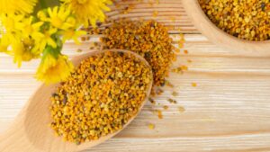 Il polline è un superalimento ricco di nutrienti che offre numerosi benefici per la salute, come il miglioramento delle difese immunitarie, delle funzioni cognitive e del benessere generale: ecco però come devi usarlo