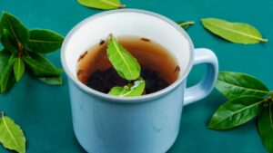 Sapevi che l’alloro non serve solo a cucinare? Berlo in infusione, soprattutto a digiuno, può portare molti benefici che tua nonna conosceva già