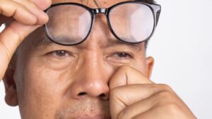 TI BATTE SPESSO L’OCCHIO? COSA SIGNIFICA SECONDO LA PSICOLOGIA