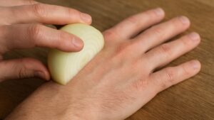 Strofina la cipolla cruda sulla mano per un motivo brillante. Io non ne avevo idea!