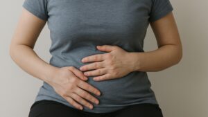 Perché ti svegli con la pancia gonfia? Le cause che non ti aspetti