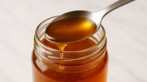 Ecco cosa succede se metti il miele in un cucchiaio di metallo (smetterai subito)