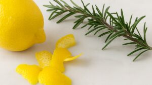 Frullare bucce di limone e rosmarino: perché tutti lo fanno e a cosa serve