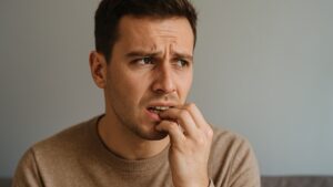 Mangi le unghie? Trucchetti per smettere