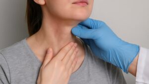 L’ipotiroidismo, spesso autoimmune, colpisce prevalentemente le donne: ecco come riconoscere i primi sintomi