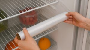 È utilissima! Perché in tanti mettono la pellicola in frigorifero