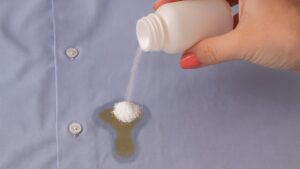 Addio macchie di olio sui vestiti con questi trucchetti di mia nonna