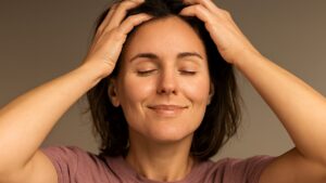 6 motivi per cui dovresti massaggiare il cuoio capelluto in inverno