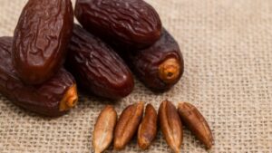 Non buttare i noccioli dei datteri, sono molto preziosi. Ecco cosa puoi farci