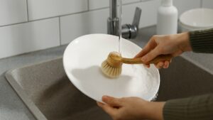 Come rimuovere le macchie ostinate dalle stoviglie in porcellana con un piccolo segreto