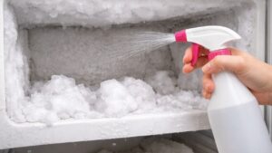 Addio ghiaccio accumulato nel congelatore grazie a questo TRUCCHETTO