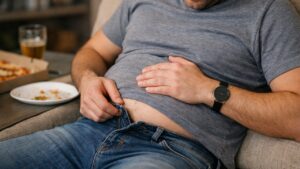 Sbottonare i pantaloni dopo aver mangiato: perché non dovresti farlo?