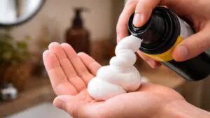 Forse non lo sai, ma la schiuma da barba è utilissima in casa: ti svelo cosa puoi farci e non immagini