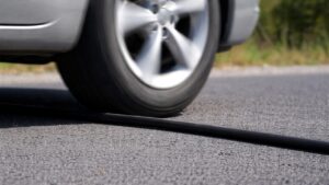 Se mai dovessi vedere cavi neri che si estendono lungo la strada, faresti meglio a sapere cosa significa