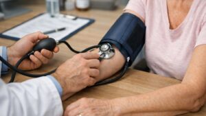 Quanto dovrebbe essere la pressione dopo i 60 anni? Cosa dovresti sapere…
